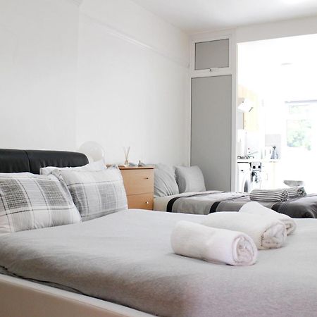 Large Studio Garden Flat On Golders Green Road Londra Esterno foto