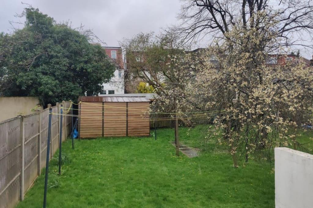 Large Studio Garden Flat On Golders Green Road Londra Esterno foto