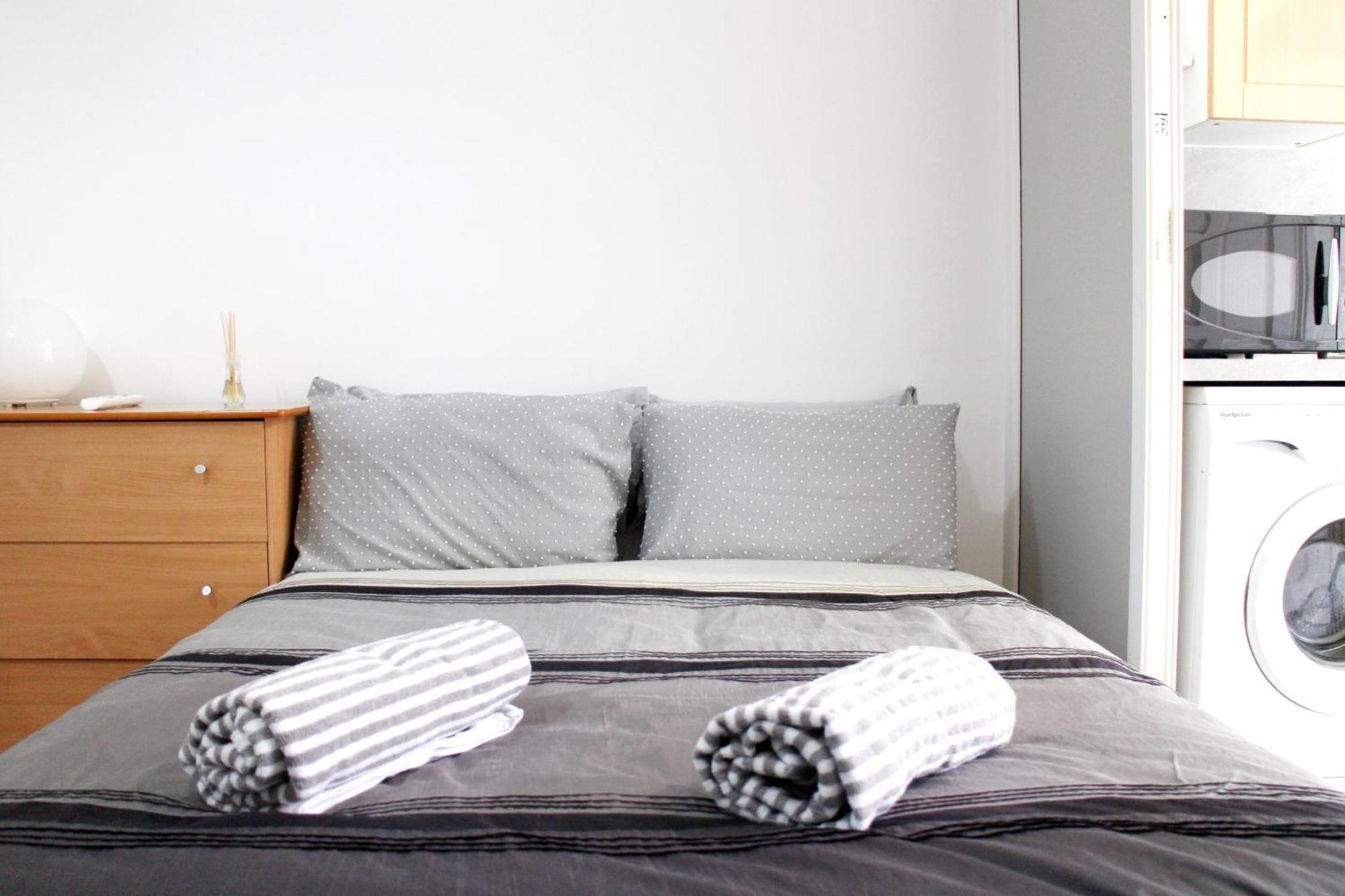 Large Studio Garden Flat On Golders Green Road Londra Esterno foto