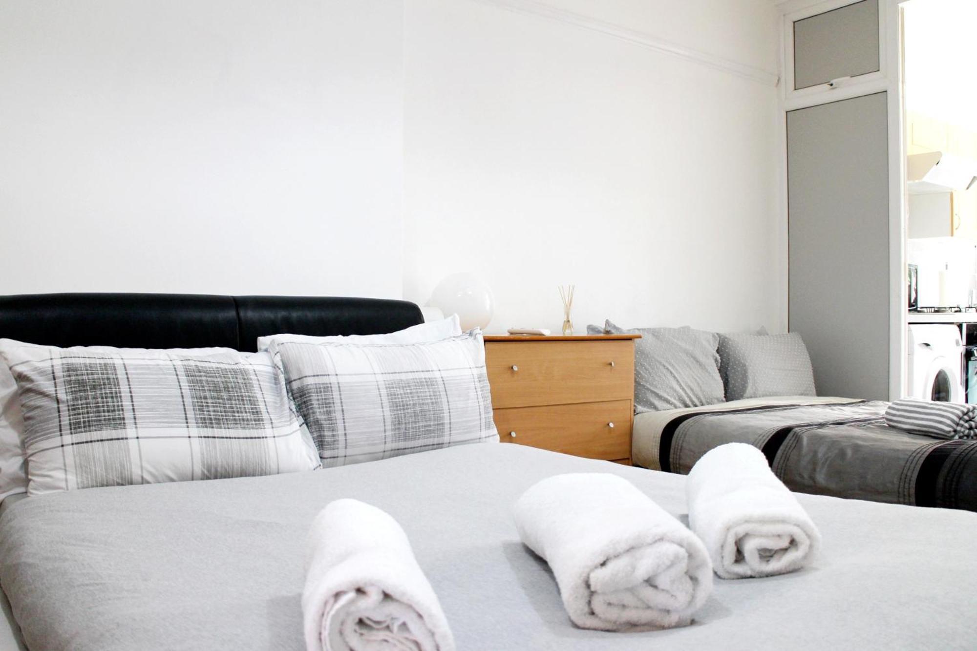 Large Studio Garden Flat On Golders Green Road Londra Esterno foto