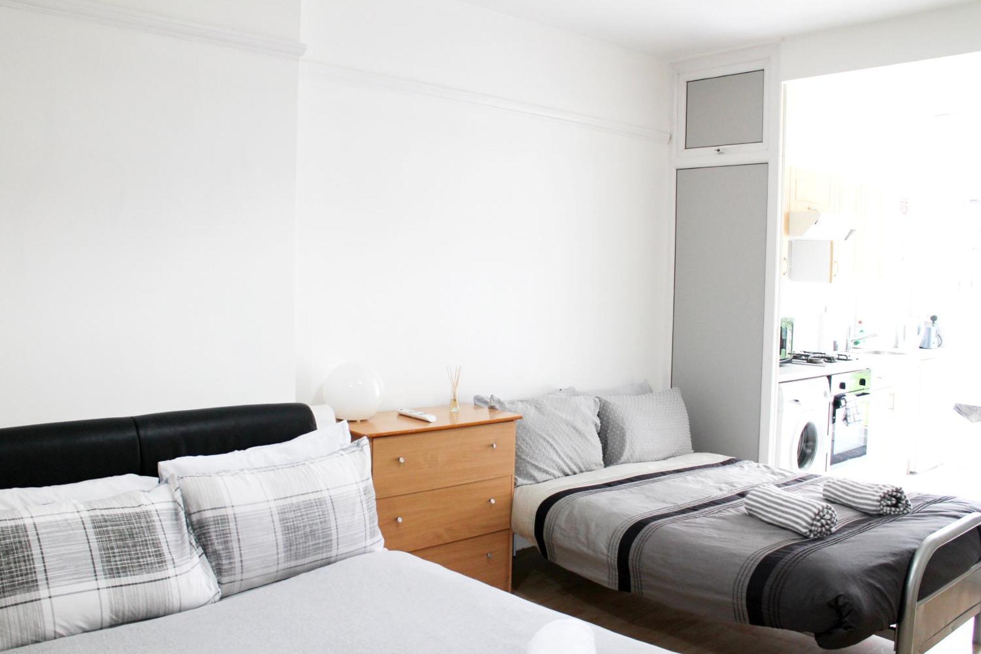 Large Studio Garden Flat On Golders Green Road Londra Esterno foto